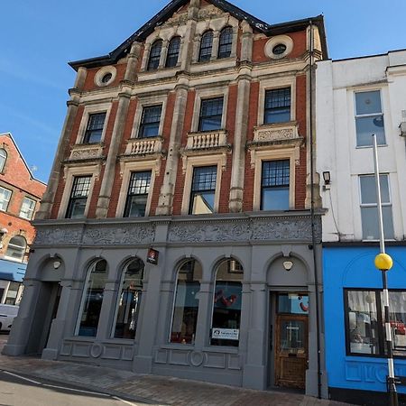 Gorgeous Comfortable Apartment On The High Street Merthyr Tydfil Exterior foto