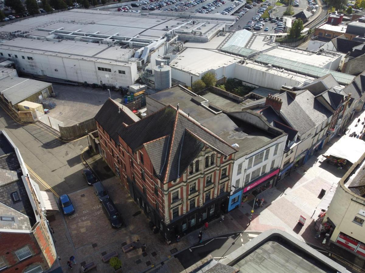 Gorgeous Comfortable Apartment On The High Street Merthyr Tydfil Exterior foto