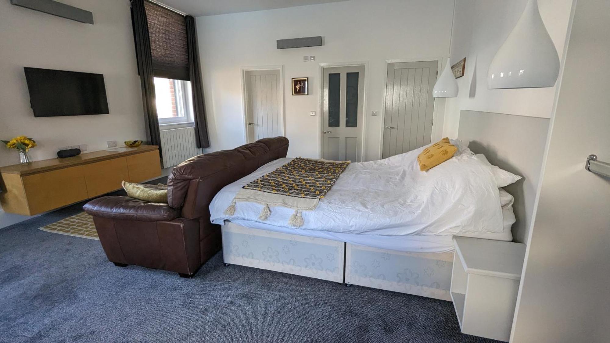 Gorgeous Comfortable Apartment On The High Street Merthyr Tydfil Exterior foto